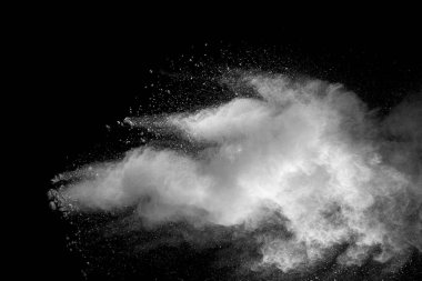 Patlama siyah arka plan üzerine beyaz toz.