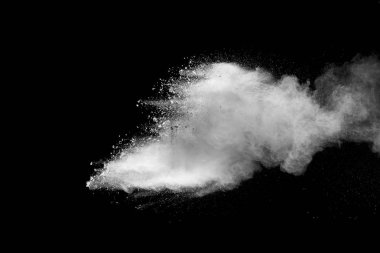 Patlama siyah arka plan üzerine beyaz toz.