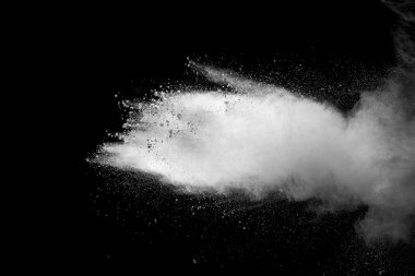 Patlama siyah arka plan üzerine beyaz toz.