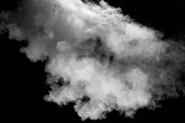 Patlama siyah arka plan üzerine beyaz toz.