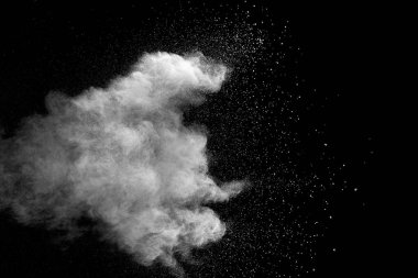 Patlama siyah arka plan üzerine beyaz toz.