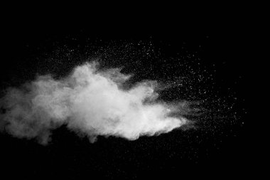Patlama siyah arka plan üzerine beyaz toz.