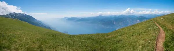 ガルダ湖を見渡せる 広いパノラマ エリア モンテ バルド山をハイキング — ストック写真