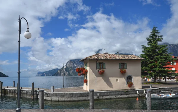 Small House Geranium Flowers Tourist Destination Torbole Lake Garda Italy — Stock Photo, Image
