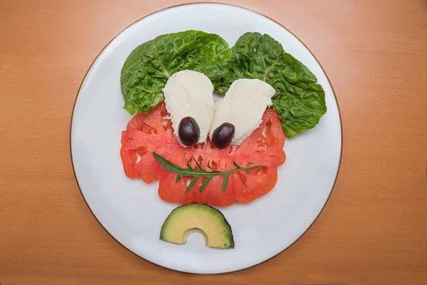 Plato Blanco Sobre Una Mesa Madera Con Verduras Frescas Cara —  Fotos de Stock