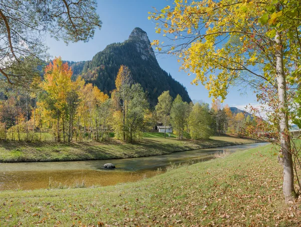 Rzeka Ammer Sielankowy Widok Górę Kofel Piękny Krajobraz Oberammergau Jesienią — Zdjęcie stockowe