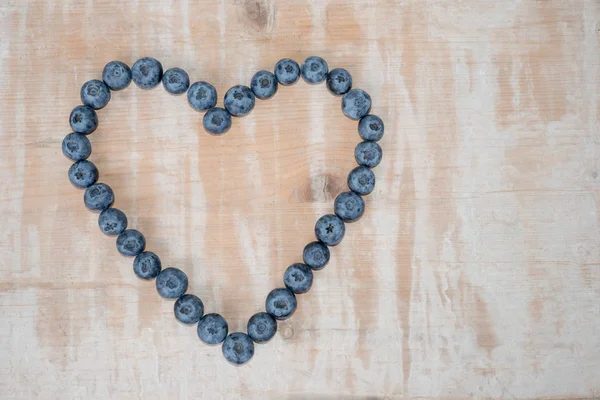 Amour Forme Coeur Formé Par Gros Bleuets Fond Bois Vintage — Photo