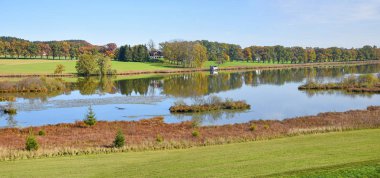 Göl egglburg ebersberg yakınındaki sonbaharda demirlemek. Bavyera manzara.