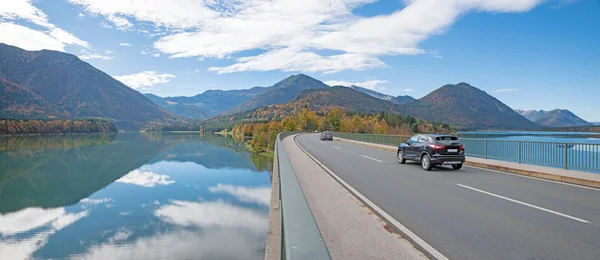 Пассажирские Вагоны Проезжающие Мосту Озеро Сильвенштайн Осенью Ландшафтный Бавария — стоковое фото