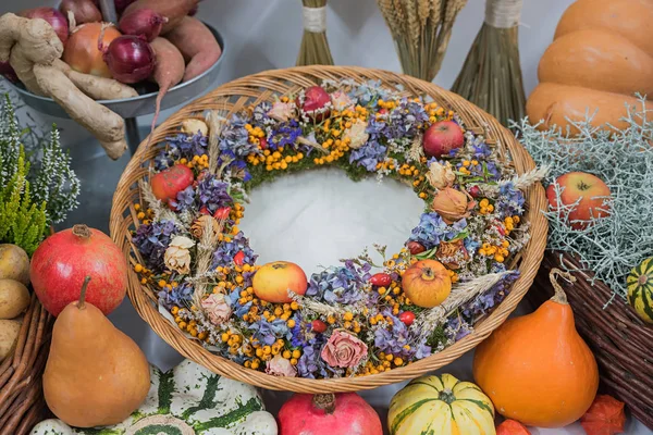 Wicker Basket Autumnal Wreath Thanksgiving Table Several Fruit Vegetables — Stock Photo, Image