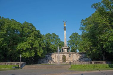 bir sütun, anıt Çeşmesi, Münih ile friedensengel adında barış altın melek heykeli
