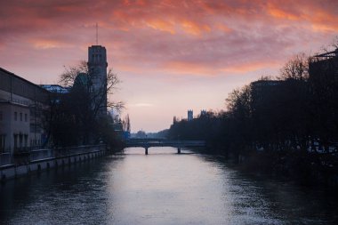 Isar Nehri Münih iyi bilinen Deutsches Museum ve Köprüsü'nde günbatımı manzaralı