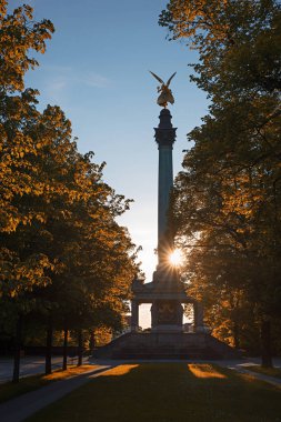 Sonbahar Friedensengel Anıtı. altın bir sütunda, munich Bavyera barış meleği sonbahar günbatımı işareti
