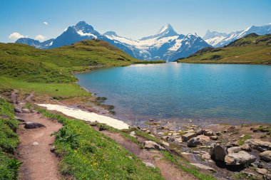 pastoral hiking trail dağ manzaralı çarpıcı bachalpsee. Bernese oberland swiss alps.