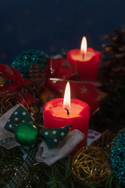 两盏点燃的蜡烛在圣诞花圈与小玩意和丝带 选择性焦点 — 图库照片