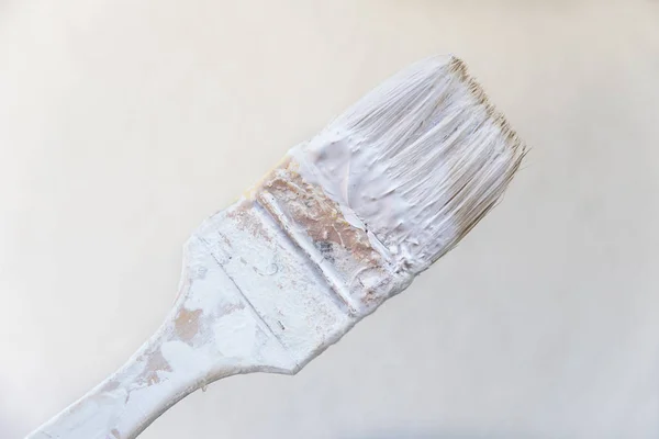 Pincel Manchado Con Pintura Dispersión Blanca Herramienta Para Renovar Casa — Foto de Stock