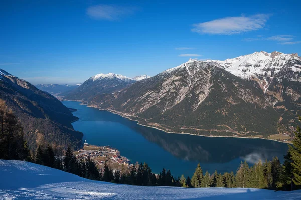 Bela Vista Para Lago Achensee Pertisau Montanha Zwolferkopf Paisagem Inverno — Fotografia de Stock