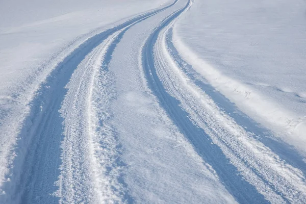 滑雪乡村路与曲线和轨道从汽车轮胎在雪覆盖的景观 冬季背景 — 图库照片