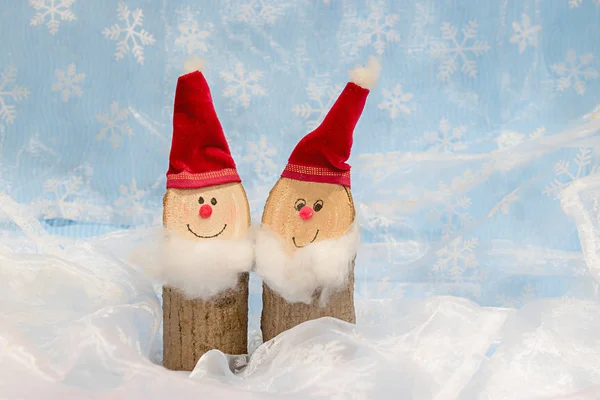 手工制作的有趣的圣诞老人侏儒 由木材制成 红色天鹅绒的东西 白色纺织品背景与模糊的雪花图案 — 图库照片