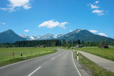 rubi ülke yoldan oberstdorf turist kaplıca kenti bahar için. güzel allgau manzara Almanya