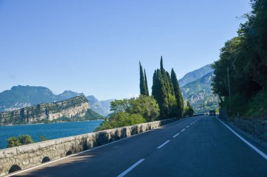 güzel gardesana orientale yol boyunca Doğu lakeside garda Gölü, İtalya. Torbole yakınındaki çam ağaçlarıyla Akdeniz manzara.