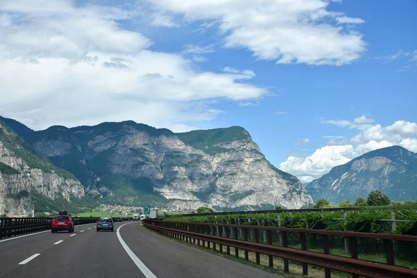 Шоссе Через Горные Trentino Ландшафта Италии Автомобилями Отдых Транзита — стоковое фото