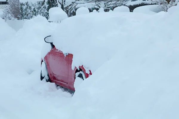 Snowbound Pequeno Carro Passageiros Vermelho Estacionado Rua — Fotografia de Stock