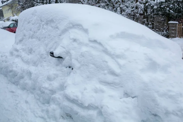 Snöbunden Personbil Parkerad Gatan Begravd Ett Tjockt Snötäcke Och Hög — Stockfoto