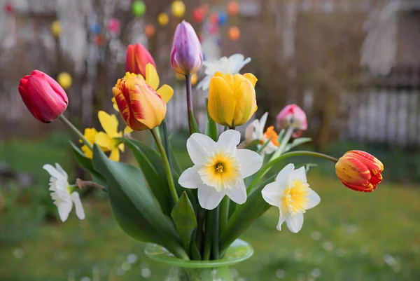 Bouquet Fiori Tulipano Narciso Vaso Decorazione Primaverile Nel Patio Del — Foto Stock