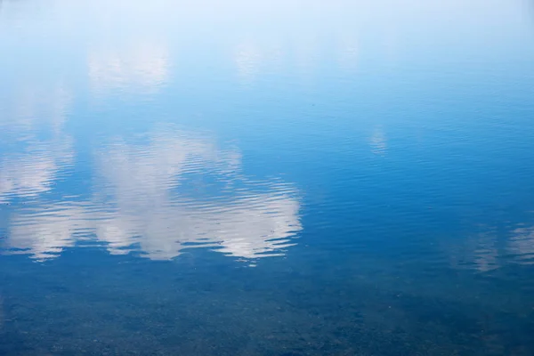 Surface Eau Bleue Lac Avec Des Nuages Réfléchissants — Photo