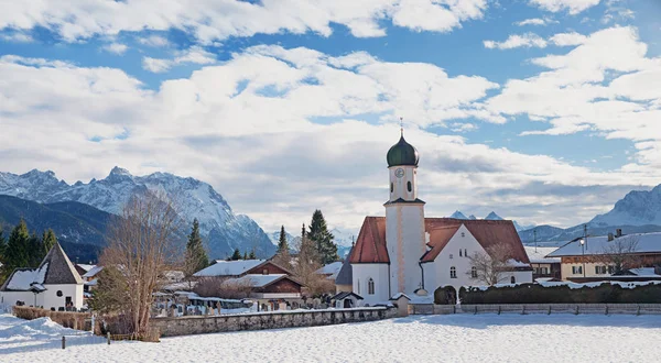 Vesnický Kostel Wallgau Lázeňské Město Zimní Krajině Modrou Oblohou Horní — Stock fotografie