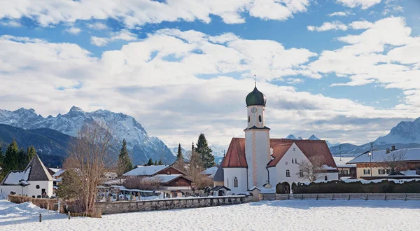 Iglesia Del Pueblo Wallgau Ciudad Balneario Paisaje Invernal Cielo Azul —  Fotos de Stock