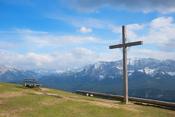 Dřevěný Kříž Lavička Wank Mountain Summitu Výhledem Bavorské Alpy — Stock fotografie