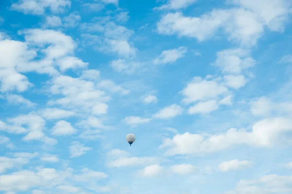 Blauwe Hemel Met Wollige Wolken Zwevende Luchtballon — Stockfoto