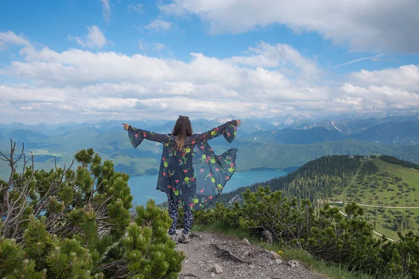 Mujer Joven Disfrutando Vista Los Alpes Bavarianos Cima Montaña Herzogstand —  Fotos de Stock