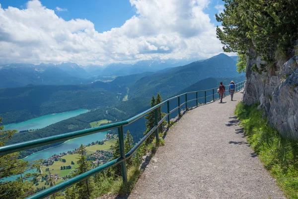 年轻女子徒步在美丽的全景小道上徒步 可以看到阿尔卑斯山和瓦文西湖 赫佐格山山 上巴伐利亚 — 图库照片
