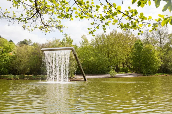 Wasserspiel Teich Münchner Stadtpark Frühling Mit Grünen Zweigen — Stockfoto