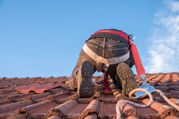 Arbetare på taket med säkerhetsutrustning — Stockfoto