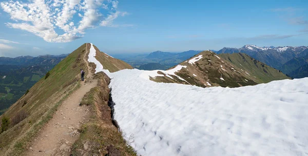 Hiking trail along the mountain ridge fellhorn, allgau alps — Stock Photo, Image