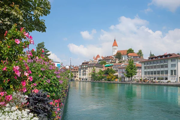 Poste de fleurs au bord d'une rivière, vieille ville de Thun, Suisse — Photo