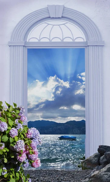 Door de gewelfde deur, lake view Gardameer — Stockfoto