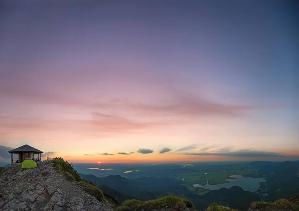 Romantisk stämning med solnedgång sky, Visa att vid foten av Bayern, — Stockfoto