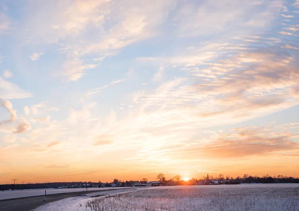 Ηλιοβασίλεμα ουρανό φόντο με χιονισμένο τοπίο — Φωτογραφία Αρχείου