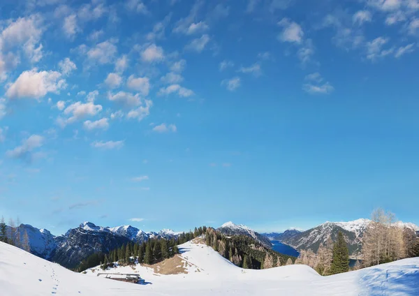 Blå himmel bakgrund med alpina landskap tirol — Stockfoto
