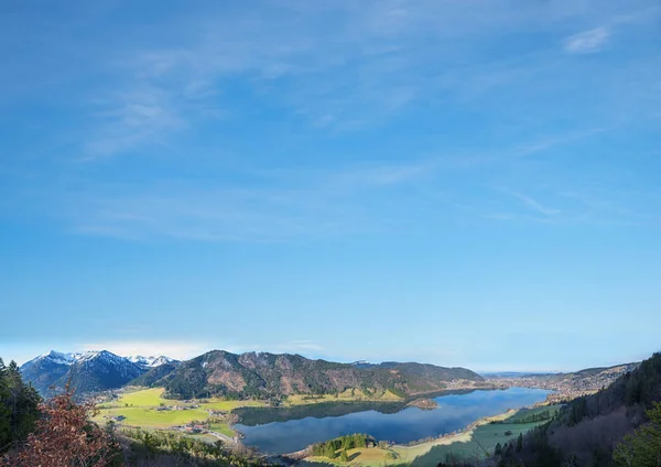 Blauer Himmel Hintergrund mit idyllischer Landschaft schliersee — Stockfoto