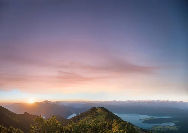 Morgon humör med soluppgång, Visa walchensee och bayerska Alperna — Stockfoto