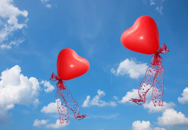 Dois corações de balão com fita voando para o céu — Fotografia de Stock