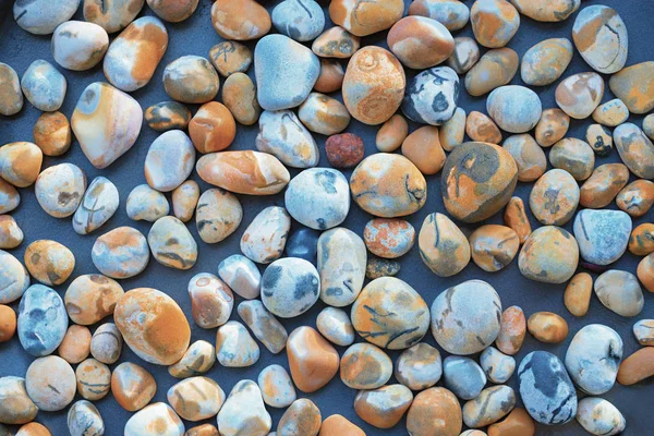 Красочные галечные камни с натуральным рисунком — стоковое фото