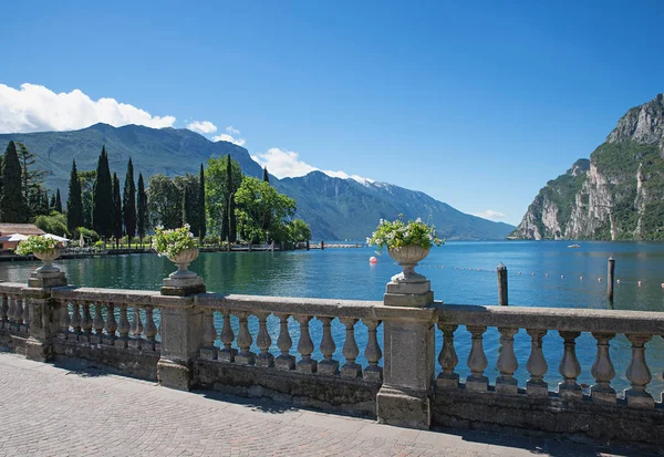 Lakeside promenade riva with flower pots and lake view — Stock Photo, Image