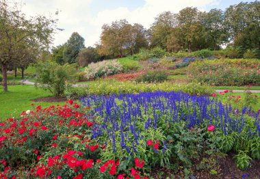 s güzel çiçek tarhları ile eğlence alanı Münih westpark
